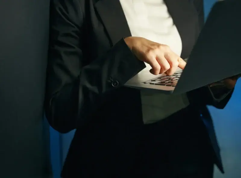 Poduzetnica tipka na laptop – ilustracija prijave za mikro zajam